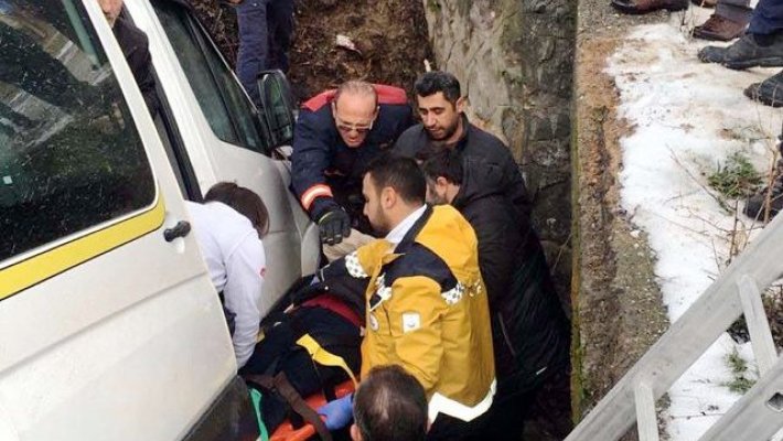 Minibüs dereye uçtu 5 yaralı